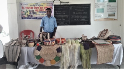 Ravi Prasad from UP once earned Rs. 15000, now makes Rs. 1.5 lakh per month selling banana fibre products
