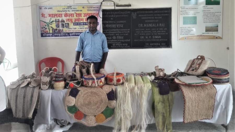 Ravi Prasad from UP once earned Rs. 15000, now makes Rs. 1.5 lakh per month selling banana fibre products